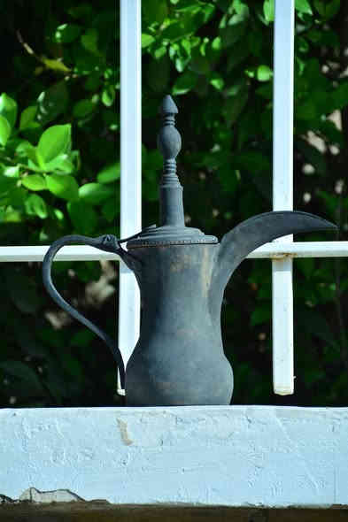 مساكم الله بالخير والبركه 🇮🇶🕊️🇮🇶 دلة شطراوية قديمة جدا جدا قياس 32سنتم نظافه  تامه وموضحه في الصورة للاستفسار خاص او الاتصال على الرقم التالي ***********أخوكم كرار الشيخ
