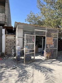 بيت للبيع مع اسواق. اسواق 100متر حي البساتين شارع حسينيت الصادق ثاني ت...