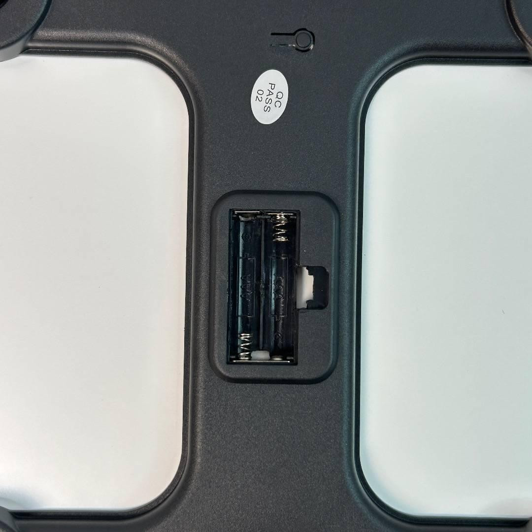 ضمان سنة كاملة

ميزان رقمي بتصميم أنيق
 وسطح زجاجي مقوى بسماكة 4 ملم

مزود بأربع حساسات دقيقة لقياس الوزن بدقة عالية تصل إلى تقسيم 50 غرام

يعرض الوزن على شاشة LCD واضحة بحجم 59x23 ملم

يعمل بخاصية التشغيل التلقائي عند الوقوف عليه، ويقوم بالإيقاف التلقائي بعد الاستخدام لتوفير الطاقة

سهل الاستخدام ويمكن اختيار وحدة القياس من الأسفل بين كغم أو رطل أو ستون:رطل

يحتوي على مؤشرات لتنبيه انخفاض البطارية أو التحميل الزائد

مناسب للاستخدام المنزلي لمتابعة الوزن بشكل دقيق وعملي

المواد: زجاج مقوى + ABS

أبعاد الزجاج: 260 × 260 × 4 ملم

الطاقة: بطارية CR2032 واحدة

الوزن الأقصى: 180 كغم

درجة الدقة: 50 غرام

الوحدات: كغم / رطل / ستون:رطل

الشاشة: LCD بحجم 59x23 ملم

الإيقاف التلقائي: نعم

مؤشر انخفاض البطارية: Lo

مؤشر التحميل الزائد: oL

الابعاد : الطول 26cm ‘ العرض 26cm موصل, نينوى


**إذا كنت صاحب هذا الإعلان وتريد حذفه لأي سبب، رجاءا أرسل رسالة إلى الدعم الفني**