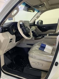 عندي سياره البيع لاندكروز موديل 2022 رقم بغداد دولي ماشيه 40 ألف فول م...