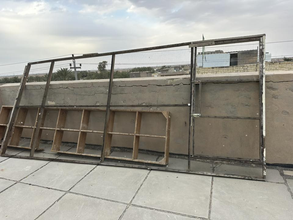 السلام عليكم  للبيع واجهية خشب العرض ٤امتار ارتفاع متر و٨٠ نضيفة كلش سيم نضيف جدا السعر قيم واخذ 

الرفوف بيعتهن واحد قيم واخذهن 

رقم ***********
