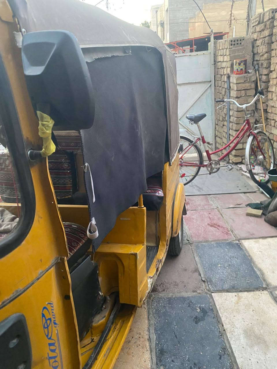 السلام عليكم عندي اثنين تكاتك للبيع وحدة 19او 18 مرقمه الصفرة 19اوراق عارضه اربعه ونص والحمرة خمسه ونص رقم انكليزي الحمرة كل نقص مابيها كبل لشارع والصفرة بيها ظربه مثل ماامو ضح بلصورة بلتكمه الظربه شغله هم مابيها شي مكاني حي العامل للتواصل ع الرقم  *********** اتصل او بيك خير وادلل اجي وشوف بعيونك
