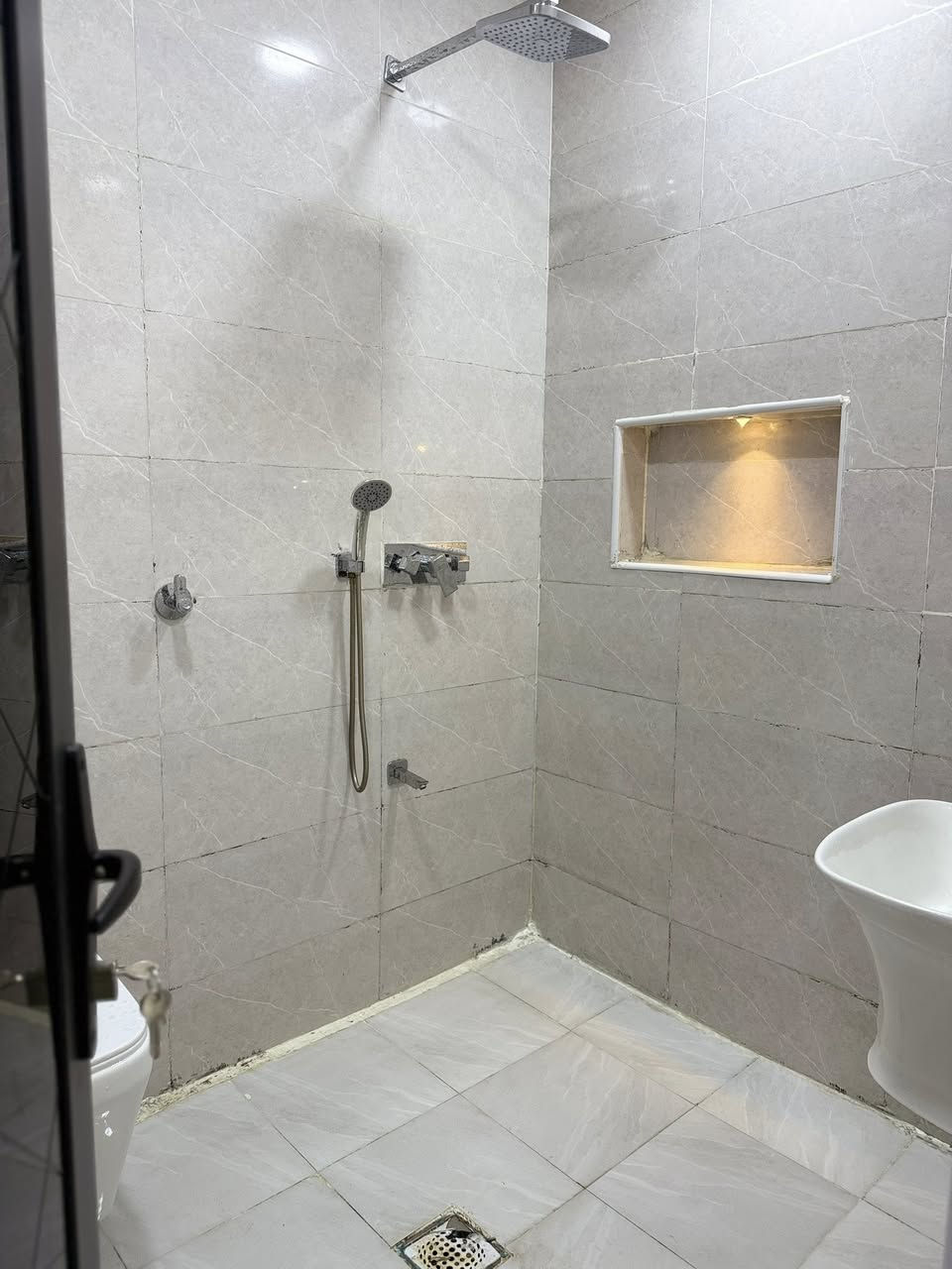 السلام عليكم 
بيت للإيجار – جديد 
مساحة 100 متر 
جاهز من خدمات كامل مكمل من كل نواحي 
يحتوي ع استقبال مطبخ خدمات غرفه نوم وصاله 
الطابق الثاني يحتوي ع سويت وصاله وغرفه نوم
جاهز من كل النواحي 
/ حي دجلة نهاية شارع الصفوة قرب أسواق الياقوت
***********
