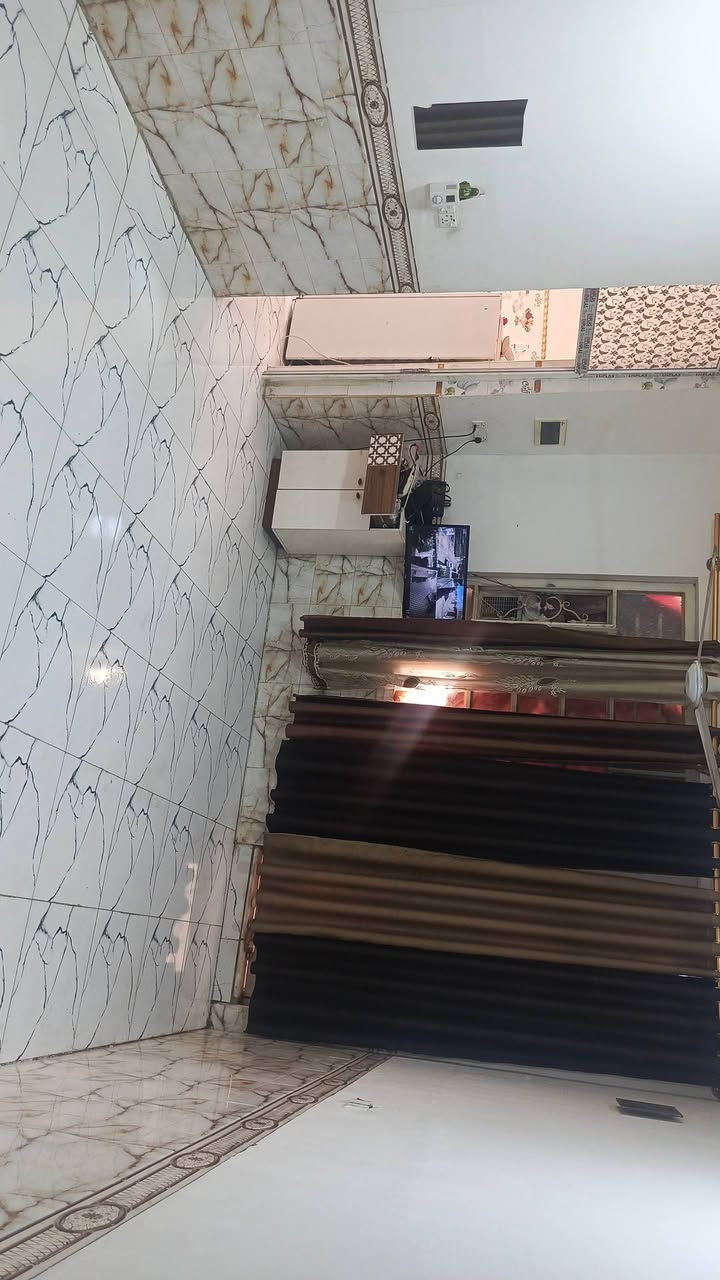 سلام عليكم بيت للبيع بناء 🏢 حديث المساحه 175م العنوان بين  شارع 100 وشارع 80 جهة كربلاء نوع العقار اصلاح زراعي بس مكاتبه البناء يحتوي على ستقبال مطبخ كلي دور ومساحه خلف البيت مثل مواضح بصوره السعر 25 وبي مجال الرقم *********** وتساب موجود
