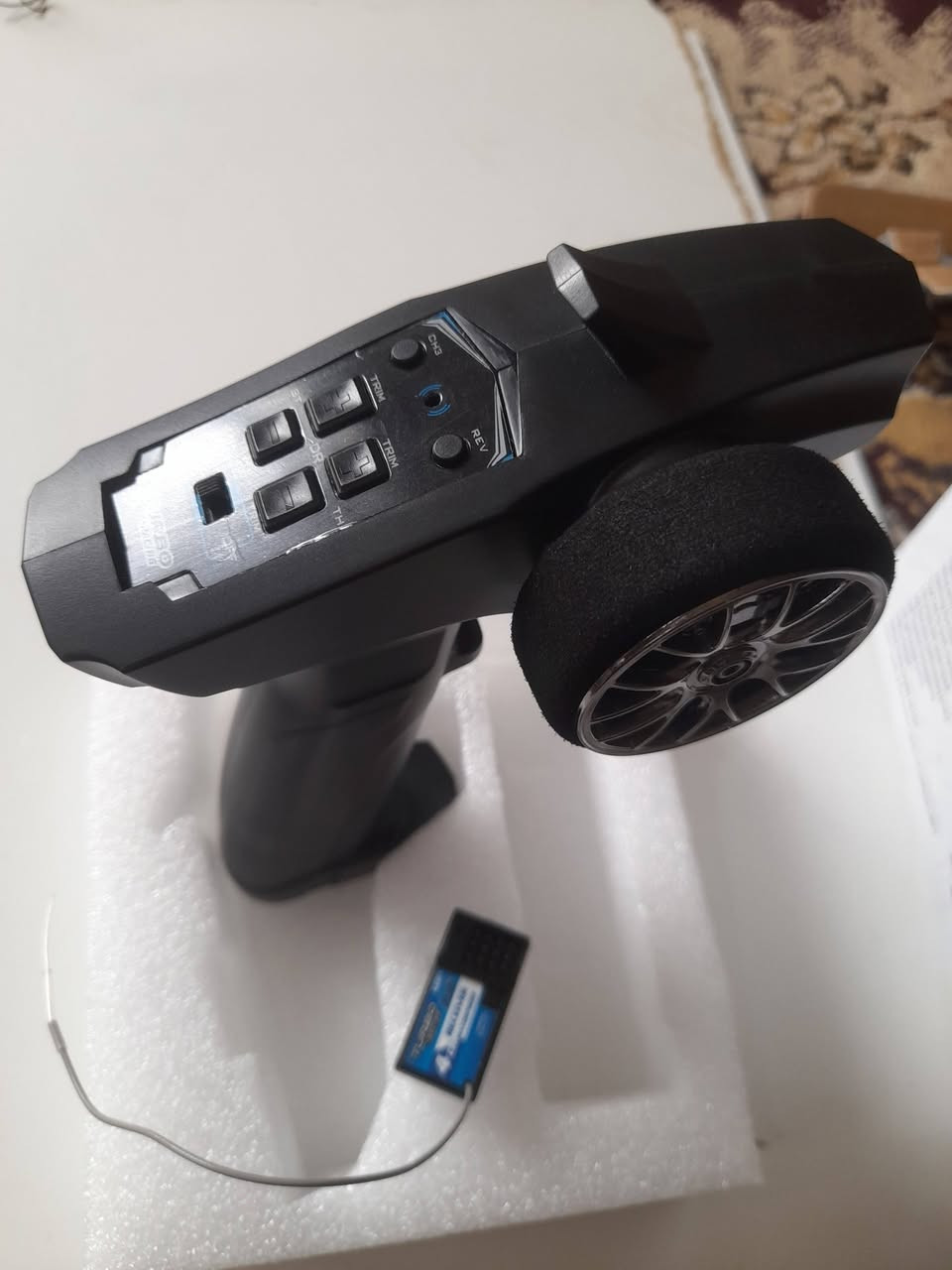 هذا المنتج هو جهاز تحكم عن بعد للسيارات والقوارب التي تعمل بالتحكم عن بعد من طراز Turbo Racing 91803G-VT.
نوع الجهاز: جهاز إرسال واستقبال يعمل بتردد 2.4 جيجاهرتز.
عدد القنوات: 3 قنوات للتحكم.
المميزات: يتميز بتصميم مقبض مسدس مريح وعجلة توجيه دقيقة للتحكم.
المدى: يوفر نطاق تحكم يصل إلى حوالي 100 متر.


**إذا كنت صاحب هذا الإعلان وتريد حذفه لأي سبب، رجاءا أرسل رسالة إلى الدعم الفني**