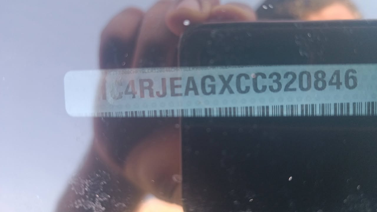 جيب لاريدو شيروكي ١٢للبيع او مراوس ابكامري فقط ***********
