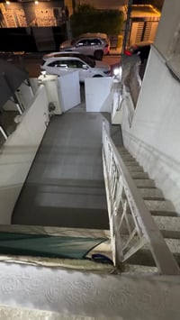 للإيجار – شقة طابق أول معزولة 📍 المنصور – حي المتنبي قريبة من شارع 14 ...