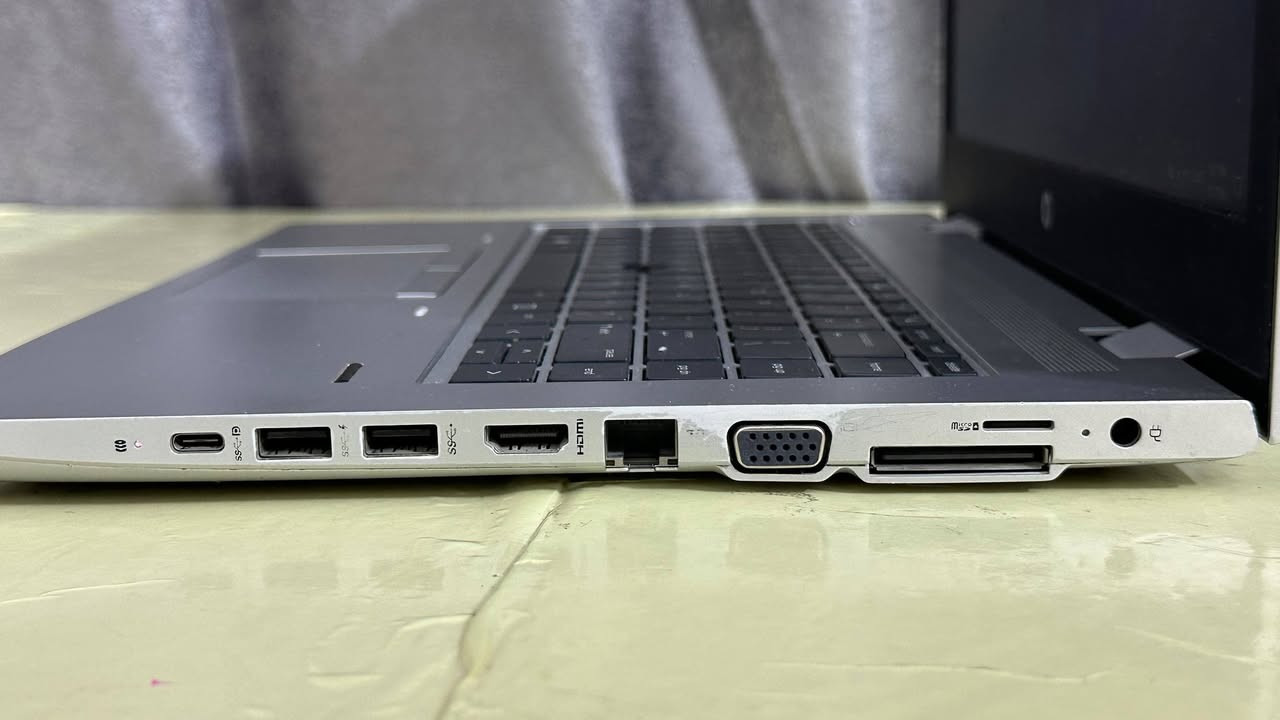 لابتوب HP معالج رايزن 7
Hp probook 645 G4

Ryzen 7 pro 2700u 
معالج رايزن 7 برو فئة 2700

انتبه المعالج رايزن يعني اجياله تختلف عن انتل
هذا المعالج ادائه مقارب للكور اي 5 جيل عاشر وكور اي 7 جيل سابع
الرايزن يكون مناسب أكثر لان كارت الشاشة الداخلي مالته اقوى يكدر يتحمل العاب

16Gb ddr4
رامات 16 كيكا ddr4

m.2 ssd 256Gb (samsung)
+++ Hdd 466Gb (toshiba)
تخزين اس اس دي 256 كيكا  نوع m.2
زائد هارد عادي 466 كيكا
يعني مجموع 700 كيكا تقريبا

كارت شاشة vega 10

يكدر يشغل العاب متوسطة مثل كراند وكاونتر سترايك وفورتنايت 

بطاريته متوسطة
بيه بصمة اصبع
وكاميرا
و 3 منافذ USB
و منفذ HDMI + VGA
وتايب سي
ومدخل sd card

عيوب بسيطة جدا في الغلاف الخارجي للابتوب والشاحنة موضحة بالصور
مامأثرة ابدا على الاداء

تحب انصبلك ويندوز ١١ او ١٠ بكيفك

السعر 425 الف بيه مجال قليل

بغداد حي اور متوفر توصيل
***********
