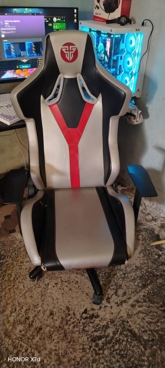 كرسي كيمنك للبيع من شركه فانتك حالة الكرسي جيده والاضرار مثل ما مبينه بصوره قليله حيل ولدوشمه حيل نضيفه السعر قيم بما يرضي الله الحاب يشتري او يستفسر هذا رقمي***********
