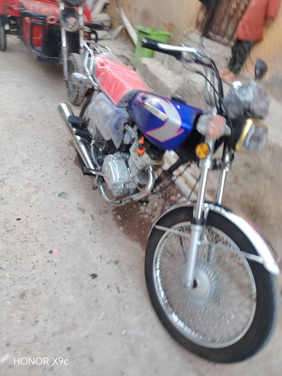 سلام عليكم دراجه تايكر يراني موديل 2020 من نوع القوي قديمه بس هسه كامت ماصاله هواي دراجه كله شغال مثل البصوره سعر 350 بغداد مدينه الصدر رقم ***********
