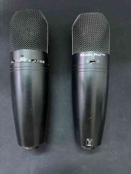 للبيع: طقم تسجيل صوتي كامل وجاهز للاستخدام. العرض عبارة عن:

    عدد (2) مايكروفون كوندنسر Peavey Studio Pro M2.

    عدد (2) ستاند طاولة احترافي (قاعدة حديد دائرية).

🌟 أولاً: المايكروفونات (Peavey M2):
✨ المواصفات والمميزات:

    النوع: Large Diaphragm Condenser (يحتاج فانتوم باور 48V).

    تعدد أنماط الالتقاط (Polar Patterns): يحتوي المايك على سويتش لاختيار 3 وضعيات:

        Cardioid (للتسجيل الفردي والعزل).

        Figure-8 (للمقابلات أو دويتوهات).

        Omni (لالتقاط صوت الغرفة بالكامل).

    أزرار تحكم إضافية: يحتوي على زر (Low Cut) لتقليل الضوضاء، وزر (-10dB Pad) لتسجيل الأصوات الصاخبة جداً.

    استجابة ترددية واسعة: تعطي صوت دافئ وطبيعي جداً (Flat Frequency Response).

🌟 ثانياً: الستاندات (Stands):

    النوع: ديسك توب (مكتبي) بقاعدة حديد دائرية (Weighted Base).

    الميزة: ثقيلة ورصينة جداً على المكتب، تضمن عدم اهتزاز المايك أو سقوطه، ولا تأخذ مساحة كبيرة مثل القوائم العادية.

🎯 العرض مناسب جداً لـ:

    عمل بودكاست ثنائي فوراً.

    التعليق الصوتي المنزلي (Voiceover).

    الجيمرز واليوتيوبرز الباحثين عن جودة صوت احترافية وثبات على المكتب.

يوجد توصيل لكافة المحافظات 

للتوصال ***********
