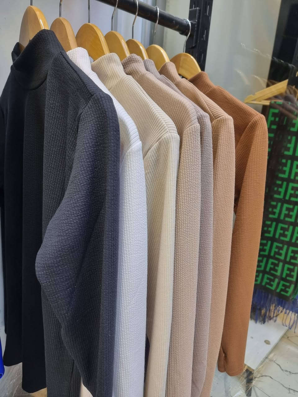 💓💓💓💓💓💓شال و شيلة 💓💓💓💓💓💓
❣️هاينك ردن ابو الاصبع اللوان متعدده و خامة مميزة ❣️
العنوان : الصويرة/حي المعلمين/شارع الصياغ/مجاور العطية سنتر وصالون روز. 
يوجد لدينا خدمة توصيل 
للحجز والاستفسار مراسلة الصفحة او الاتصال ع الرقم *********** / فايبر. واتس اب. تلكرام
