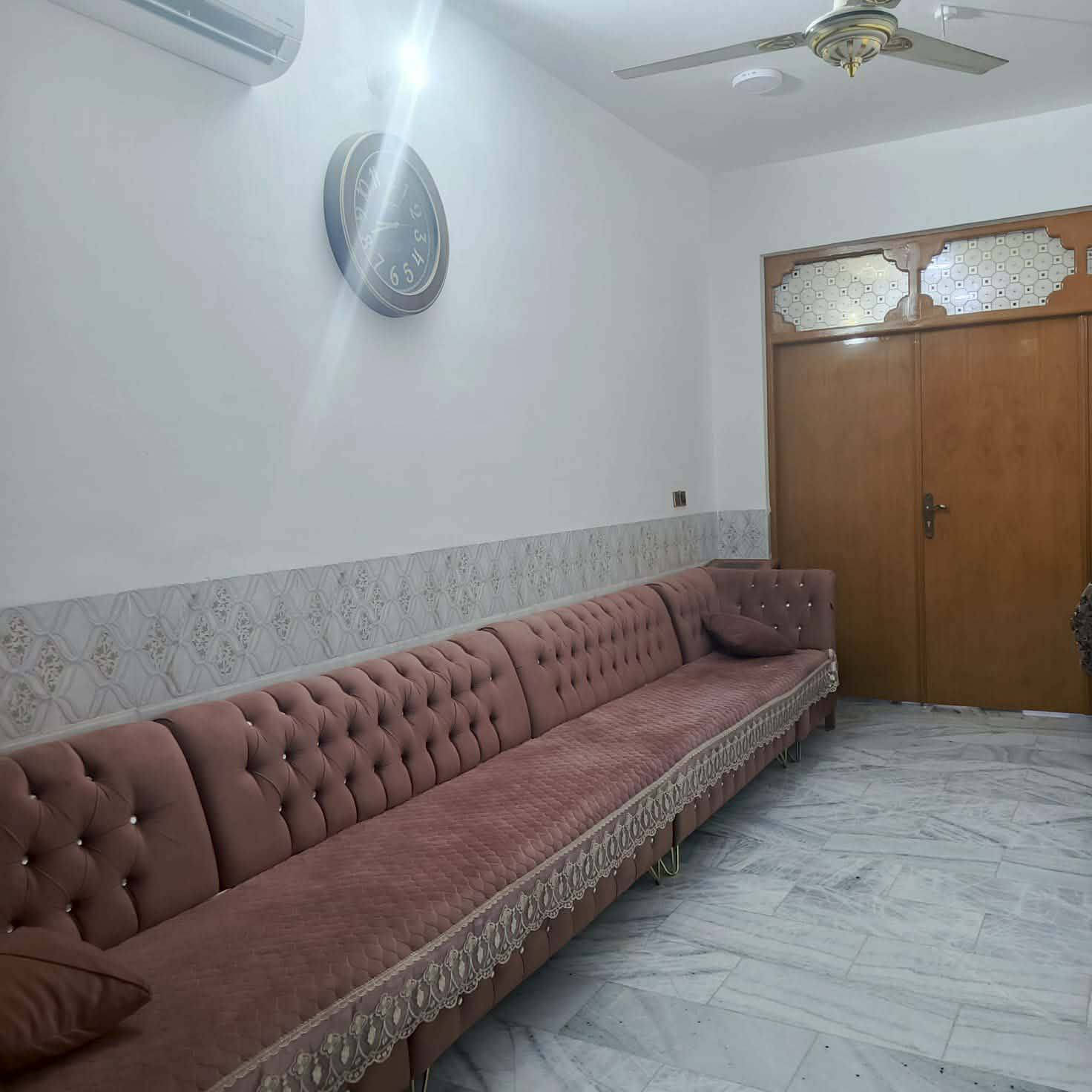 بسم الله الرحمن الرحيم 
#بيت للبيع في حي #المكرمة
#منطقة ال عشرتالاف 
#المساحة 135م   طابو صرف
#طابقين بناء حديث 2023  تسكام درجة اولى ارضيه مرمر تركي يحتوي على اربع غرف نوم كبار وصالة عدد 2 واستقبال ومنور و صحيات عدد 3 وكراج سياره .
للستفسار مراجعه عقارات ابو مصطفى العبودي 
***********
