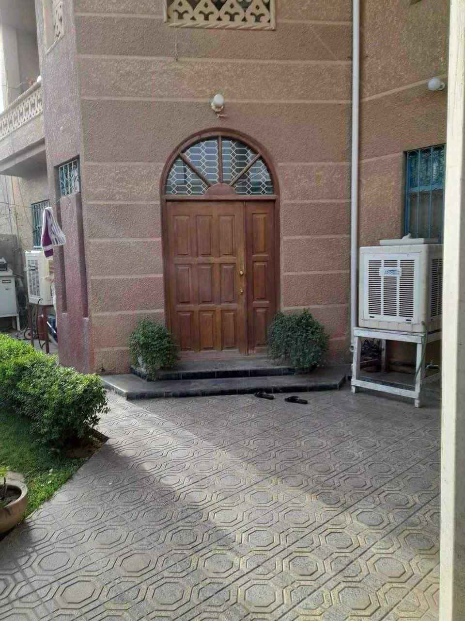 السلام عليكم بيت طابقين طابو صرف في بغداد مساحه ٣٠٠ في ابو غريب حي المهندسين البيت محافظ عليه حالته جيدا جدا والمنطقه جاب يشتغلوها مجاري وتبليط صاعده قرب السريع الفلوجة يحتوي خمسه غرف نوم مصروف عليه بل جديد ترميم كامل وشغل بواري حديث ومطبخ حديث ومخزن خارجي بناء جديد وحدائق الي عنده استفسار
ر عن السعر او البيت يتصل عله الرقم ***********
