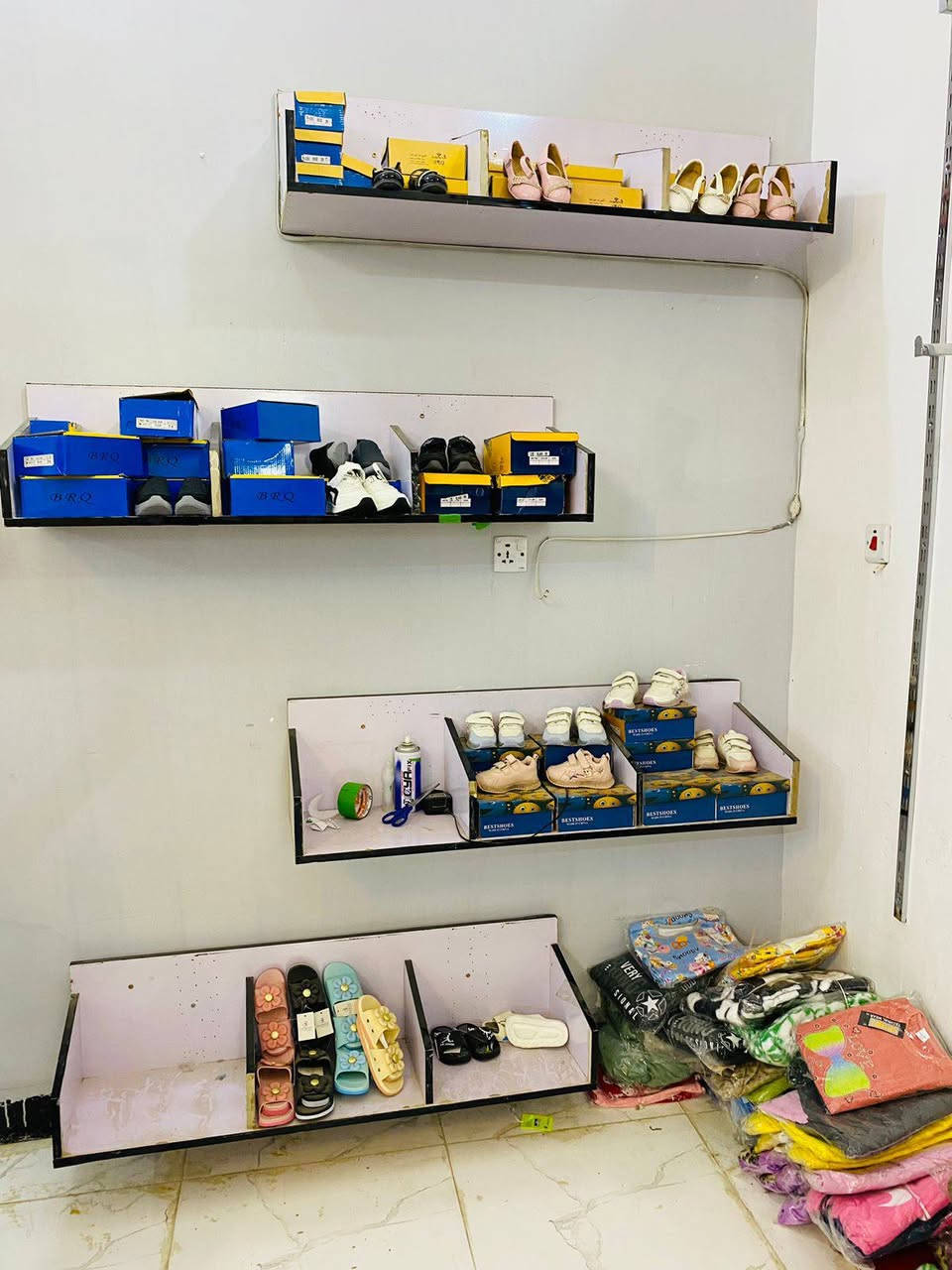 السلام عليكم
فاترينات وميز وميز مكتب ورفوف بسعر مناسب 
***********
