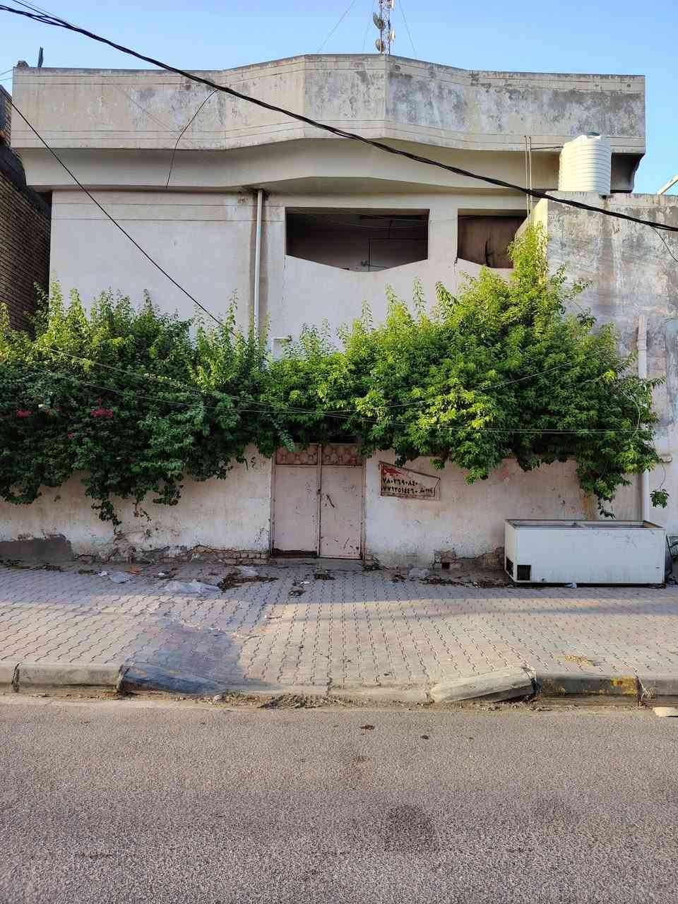 دار للبيع موقع استثماري ومميز منطقة السراى قرب اسواق بيت كعيد المساحة ٣٢٩ م طابقين الطابق الأرضي يحتوي هول استقبال غرفة نوم صحيات خارجي وداخلية مطبخ وحديقة خلف دار الطابق العلوى يحتوي  على أربع غرف نوم ومطبخ وصحيات للتواصل ***********
