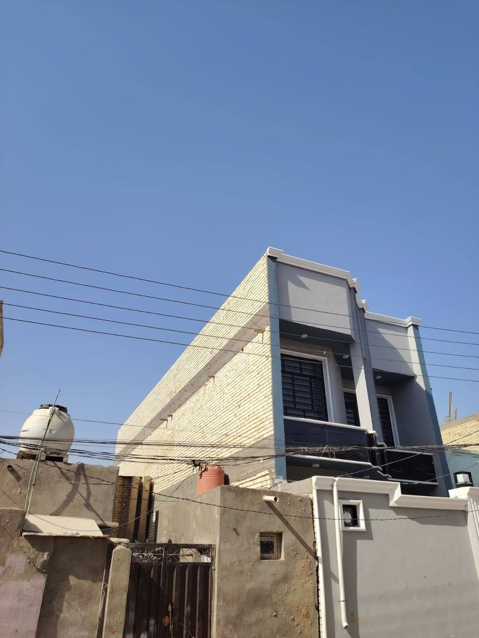 دار حي مكرمه منطقت ٧٠٠٠ خللف جامع ابو فظل عباس ع مساحه ١٣٣ مكون من ٤ نوم صاله ٢ واستقبال ومطبخ صحيات ٣ تصال رقم *********** ابو حسين
