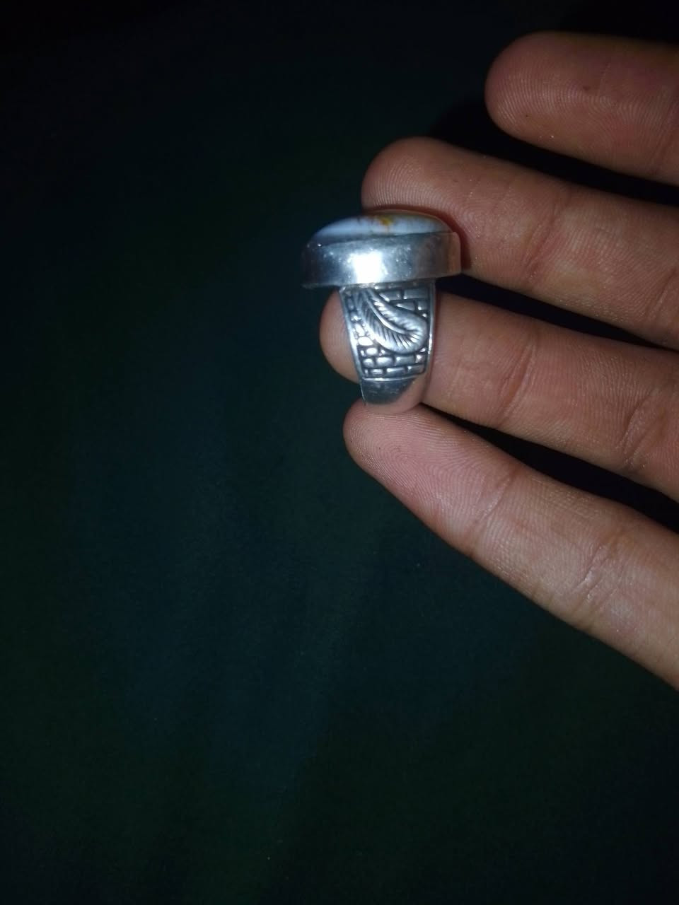 السلام عليكم ورحمه الله وبركاته
توفر القوي محبس بحجر{[ الداوودي]} محبس جميل جدا 
وصياغة يديوية ثقيلة السعر لهذا المحبس 85 الف وبيه مجال لكن رجائاً لحد يكسر بالسعر للتواصل ***********
