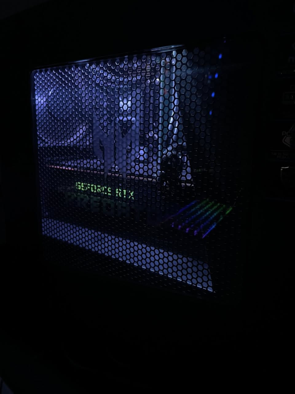 السلام عليكم ورحمة الله عندي حاسبة للبيع السعر 650 الف و بيها مجال للشراي
المواصفات : i79700k
RTX2080 8g(نسخة المروحة وحدة)
DDR4 16g سرعتهم 2666
البورد Predator PO5-605s
مساحات التخزين
TOSHIBA DT01ACA100 – 1TB

NVMe WDC PC SN520 SDA - 512GB
الاقراص  مال تخزين هن 3
الكيس 3 مراوح

 الكيس PREDATOR ORlON 5000
—————————————————————
ضغطت الحاسبة مشغل قوقل كروم  و مطلع فديو يوتيوب على جودة 4K ، و مشغل سبوتفاي  و لعبة فورتنايت + محرك ايبك قيمز و مشغل برنامج فويس ميتر بنانا 
و طلعت هل نتائج  تكدر تشوف حرارة الكرت + المعالج + الاقراص كلها تمام 
و بلنسبة للكيس كل منافذة شغالة 
و بلنسبة للكرت كل منافذة شغالة
+
اكو برنامج خاص بلحاسبة تكدر تتحكم بـ اضائة الكيس + المراوح
—————————————————————
ملاحظة 📝 
مع كامل الاسف ماعندي اي كارتونة لا للكيس ولا للقطع .
اذا عندك استفسار راسلني خاص 🌹 .


**إذا كنت صاحب هذا الإعلان وتريد حذفه لأي سبب، رجاءا أرسل رسالة إلى الدعم الفني**