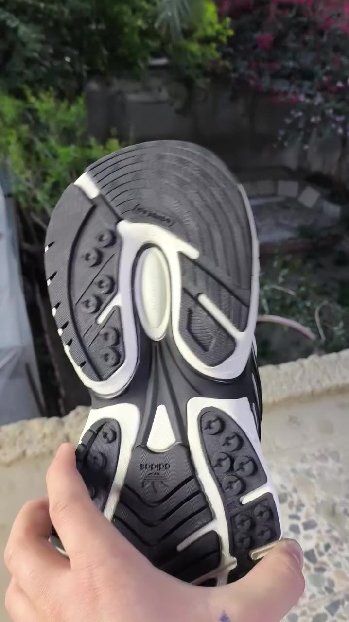 قطعه اصليه قياس 45 طول القدم ٢٩ و 42
ب 40,000 هي والتوصيل

​👟 حذاء Adidas Adizero (إصدار عصري) - صناعة فيتنامية
​هذا الموديل يجمع بين الضخامة (Chunky Style) والخفة، ومثالي للي يحب يبرز بطلته.
​🌟 أهم المواصفات:
​المنشأ: صناعة فيتنامية درجة أولى (High Quality)، تضمن لك دقة بالتفاصيل ومتانة بالاستخدام.
​التصميم: يتميز بتصميم "هجومي" وعصري مع الخطوط الجانبية البارزة اللي تنطي ثبات للقدم وشكل مميز جداً.
​الألوان: مزيج الرهيب بين الفضي الميتاليك، الأبيض، والأسود، يخلي يرهق على كل شي (جينز، تراكسود، أو ملابس سبورت).
​الراحة: مجهز بنعل ضخم ومريح يوفر امتصاص عالي للصدمات، يعني مناسب للمشي الطويل والوقفة المتعبة.
​التهوية: الطبقة العلوية مصنوعة من "المش" (Mesh) المسامي اللي يسمح بعبور الهواء ويمنع تعرق القدم.


**إذا كنت صاحب هذا الإعلان وتريد حذفه لأي سبب، رجاءا أرسل رسالة إلى الدعم الفني**