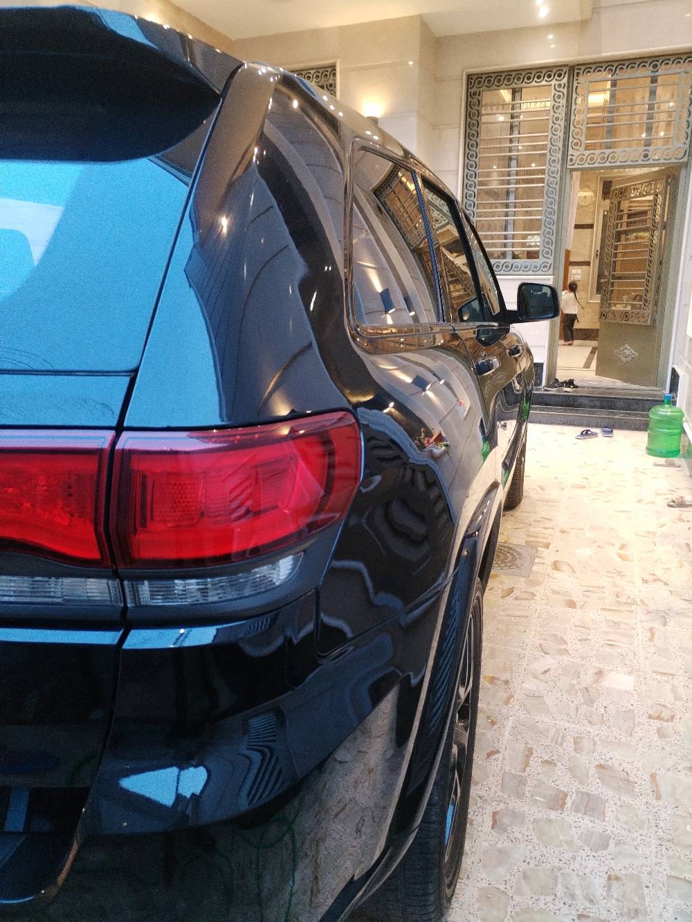 جيب كراند شيرو كي الفئه الثمانينيهth80  موديل 2021 وارد ماشيه 42 ميل  رادار امامي بيها صبغ نص احزام اثر شخوط  حادثها الجاملغ الايسر   لغود شاصي  ايرباكات كلهن مكفولات السياره باسمي واني مستوردها واني مصلحها .سياره ماناقصها اي شي   مراوس برادو  حسب الاتفاق  عنواني بغداد 