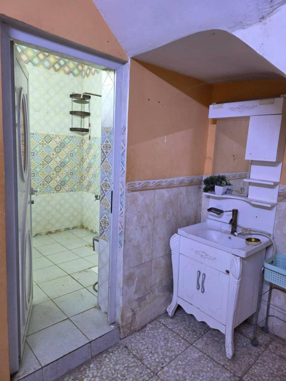 سلام عليكم
دار للايجار مساحه ١٣٠ متر
طابق ونص غرفتين واسعات وصاله ومطبخ وصحيات عدد ٢ 
نزال الصادق الامين قريب الشارع العام 
***********
