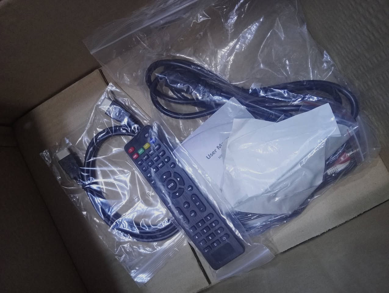 هذا الجهاز هو جهاز عرض ضوئي (Projector) من شركة LESHP، وتحديداً الموديل الشهير BL58 (أو إصدار مقارب له من نفس السلسلة). يُصنف كجهاز بروجكتر منزلي اقتصادي يعمل بتقنية LED.
إليك التفاصيل الكاملة بناءً على مواصفاته التقنية:
​1. التفاصيل والمواصفات التقنية
​الدقة (Resolution): يدعم دقة عرض تصل إلى Full HD 1080p، بينما الدقة الأصلية (Native) هي غالباً 1280x768 بكسل.
​السطوع (Brightness): يصل إلى 3200 لومن (Lumens)، مما يجعله جيداً في الغرف المظلمة أو ذات الإضاءة المنخفضة جداً.
​عمر المصباح: يعمل بتقنية LED، ويصل عمر المصباح فيه إلى حوالي 20,000 ساعة (أي يدوم لسنوات طويلة دون الحاجة لتغيير اللمبة).
​حجم الشاشة: يمكنه عرض صورة تتراوح بين 32 بوصة إلى 200 بوصة، حسب المسافة عن الجدار (يفضل وضعه على مسافة 2-3 متر للحصول على أفضل جودة).
​المنافذ (Connectivity): يحتوي على خيارات توصيل متعددة تشمل:
​2 منفذ HDMI (للكومبيوتر، البلايستيشن، أو الرسيفر).
​2 منفذ USB (لتشغيل الأفلام مباشرة من الفلاشة).
​منفذ VGA و AV.


**إذا كنت صاحب هذا الإعلان وتريد حذفه لأي سبب، رجاءا أرسل رسالة إلى الدعم الفني**