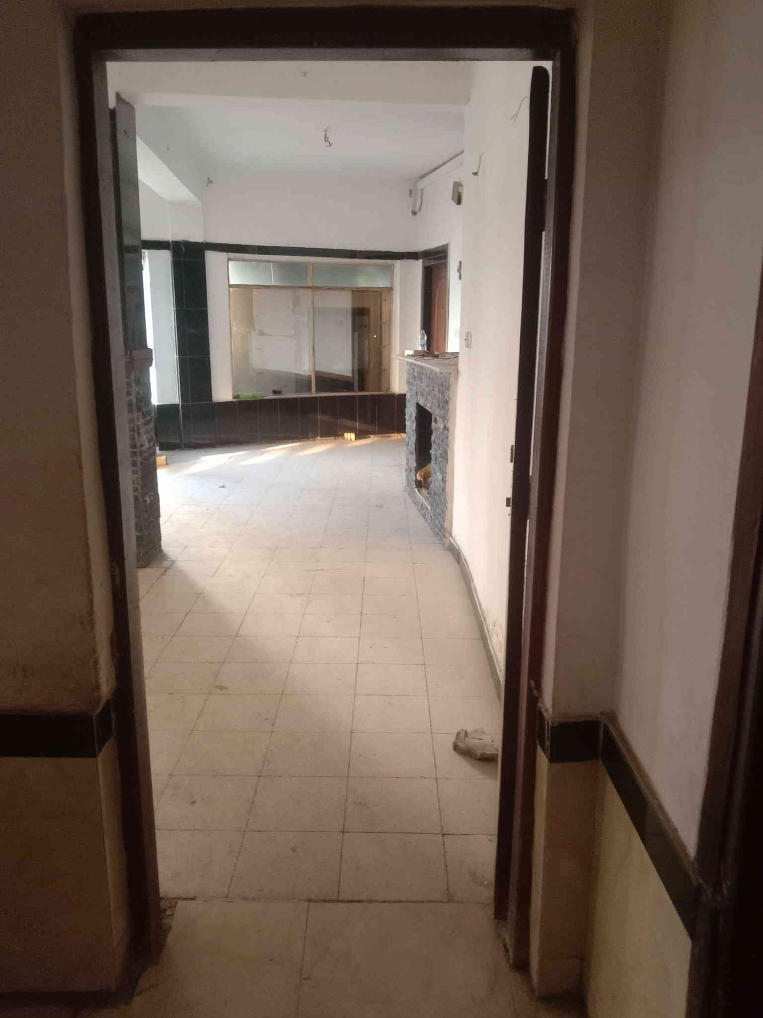 عندي شقة للايجار  بلكرادة خارج ساحة الواثق عمارة الواثق ركن  موقع مميز على شارعين 52و62 مدخلها على شارع 62  طابق ثاني تتكون من صالة كبيرة وغرفة نوم ومطبخ وصحياة المساحة 150م  اليجار 500  للتواصل على رقم التليفون *********** بي وتساب
