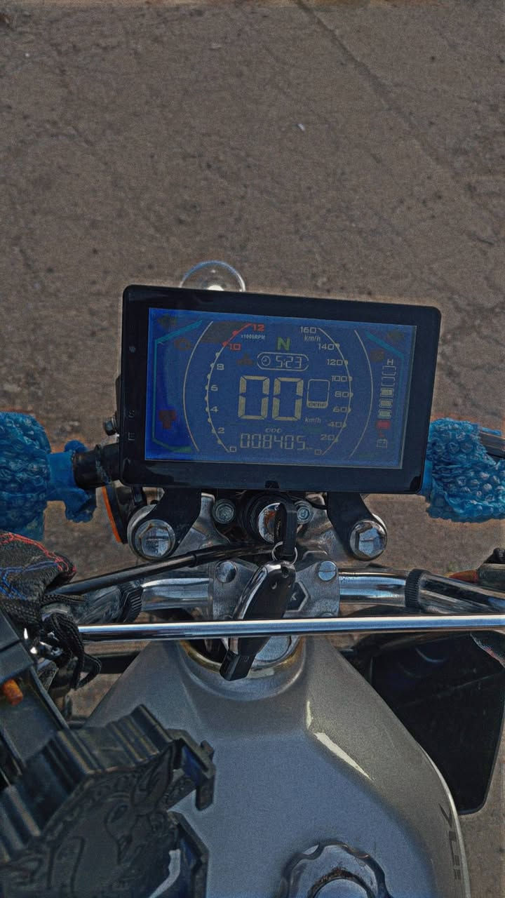 السلام عليكم سيفان ضاقطة وزنجيل محرك ٢٠٠ دراجة شرط فول نشاط وشرط ما محطوطة عليها سبانة بيها بس هاي الغلاف مالت الدشبول نكسر وكعت الدراجة ونكسر شرط اي حادث ماكو والدراجة حلوة ولون مميز السعر ٨٧٠ بيه مجال حك جية جماعت ٧٨٠  لا تعب روحك م ابيع المكان مكيشيفة *********** ويها سويجن ومنفيس
