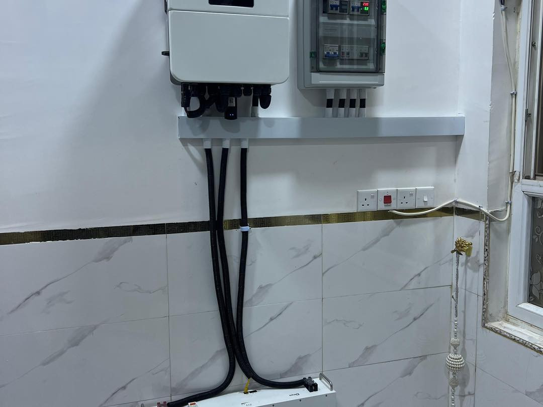 ☀️ المنظومة رقم (14).. إنجاز جديد لثقة تتجدد في ديالى ✅
  منطقة الحويش بفضل الله وتوفيقه، أتم مكتب "شموس ديالى" نصب وتشغيل منظومة طاقة شمسية متكاملة، لضمان كهرباء مستمرة وراحة بال تامة.
⚡ قدرة المنظومة التشغيلية:
• سحب نهاري: 10 أمبير (طاقة مجانية ومباشرة من الشمس).
• سحب ليلي: 8 أمبير (تغطية مستمرة لمدة 4 ساعات).
🛠️ المواصفات الفنية (أفضل الماركات العالمية):
• الألواح: 8 ألواح من شركة LONGI العالمية بقدرة 615 واط (كفاءة عالية وعمر طويل).
• الإنفيرتر: جهاز ذكي بقدرة 6 كيلو واط من شركة Deye العالمية (الأكثر طلباً).
• البطارية: بطارية ليثيوم عالمية سعة 10 كيلو واط (أمان فائق وتشغيل مستقر).
💰 خيارات الدفع والتقسيط:
نوفر لكم مرونة تامة لتناسب الجميع:
✅ نقداً
✅ بالتقسيط المريح (عن طريق المبادرة) – إجراءات ميسرة وسهولة في السداد.
📍 الموقع: ديالى – الحويش
📞 للاستفسار والحجز، اتصل بنا على: ***********
مكتب شموس ديالى للطاقة الشمسية
نُضيء دارك.. ونوفر أموالك 💡
