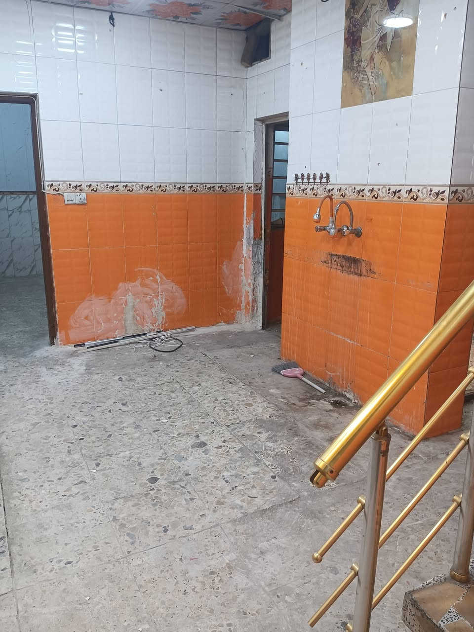 بيت الإيجار حريه الأولى فرع مطعم بابا عن مساحه ٦٥ متر عكاده بس نظيف جدا غرفتين وصاله ومطبخ وحمام وتواليت طابقين وسطح جاهز من كلشي مطور ماء وتانكي وخط مولده *********** واتساب
