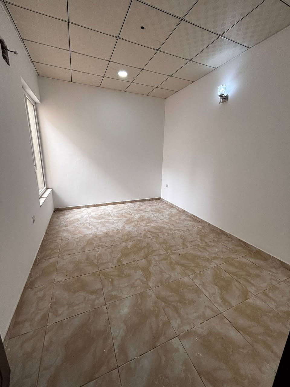 � إعلان للإيجار – فرصة مميزة للسكن الراقي

🏡 بيت للإيجار في مجمع لانة ستي 

✨ يتميز الموقع بالهدوء والأمان داخل مجمع متكامل الخدمات، حيث يوفر بيئة مناسبة للعوائل مع بنية تحتية حديثة وخدمات متكاملة مثل الحدائق، المدارس، الأسواق، ومواقف السيارات  

🔹 تفاصيل العقار:

* عدد الغرف: (4)
* عدد الحمامات: (3)
* صالة + مطبخ
* حديقة / كراج  

💡 مميزات إضافية:
✔ كهرباء وماء متوفرين 24 ساعة
✔ منطقة آمنة ومخدومة
✔ قريب من الأسواق والخدمات
✔ مناسب جداً للعوائل

💰 السعر: (مناسب جداً )

📞 للتواصل: ***********
