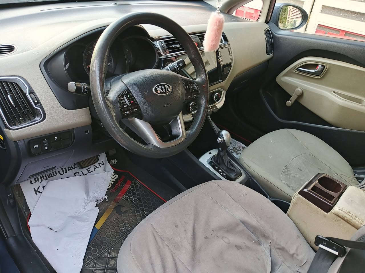 السلام عليكم للبيع كيا ريو موديل 2016 وارد امريكي حادثها بس بنيد او بيها جم رصعات بل كشر ماشيه 76 رقم اربيل الجديد سنويه صاقطه السياره جام جوبي السعر 87 او بيها مجال رقمي *********** مكان السياره بغداد كراده
