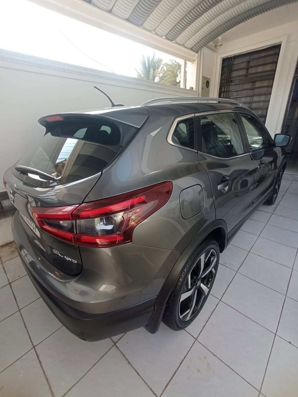 السلام عليكم للبيع نيسان روج سبورت قشقاي موديل 23 فول مواصفاتSL رقم بغداد بسمي ماشيه 15ميل  مكينه 4سلندر 2000  الرقم ***********
