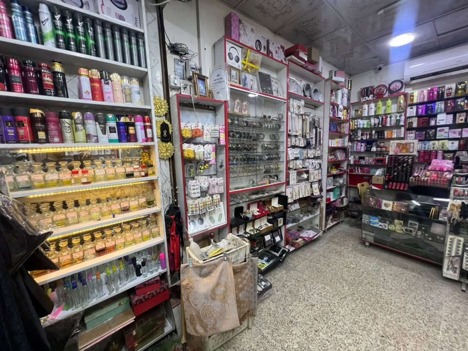 محل كوزمتك واكسسوارات برازيلي
كامل للبيع مع كافة الغراض 
يحتوي المحل على سبلت 2 طن 
مع ديكور 
ميوزة عدد 2 
فاترينات عدد 11 
ايجار المحل 250 بالشهر 
الموقع حي القادسيه شارع السوك التجاري
البيع لعدم التفرغ
للتواصل ***********
