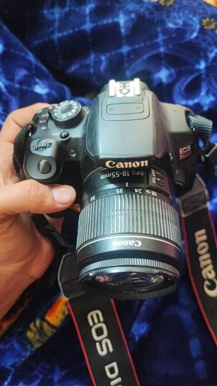كاميرا كانون الاصليه الباب الأول  عدستها أم الفلتر. سعرها 300وبيها مجال ***********
