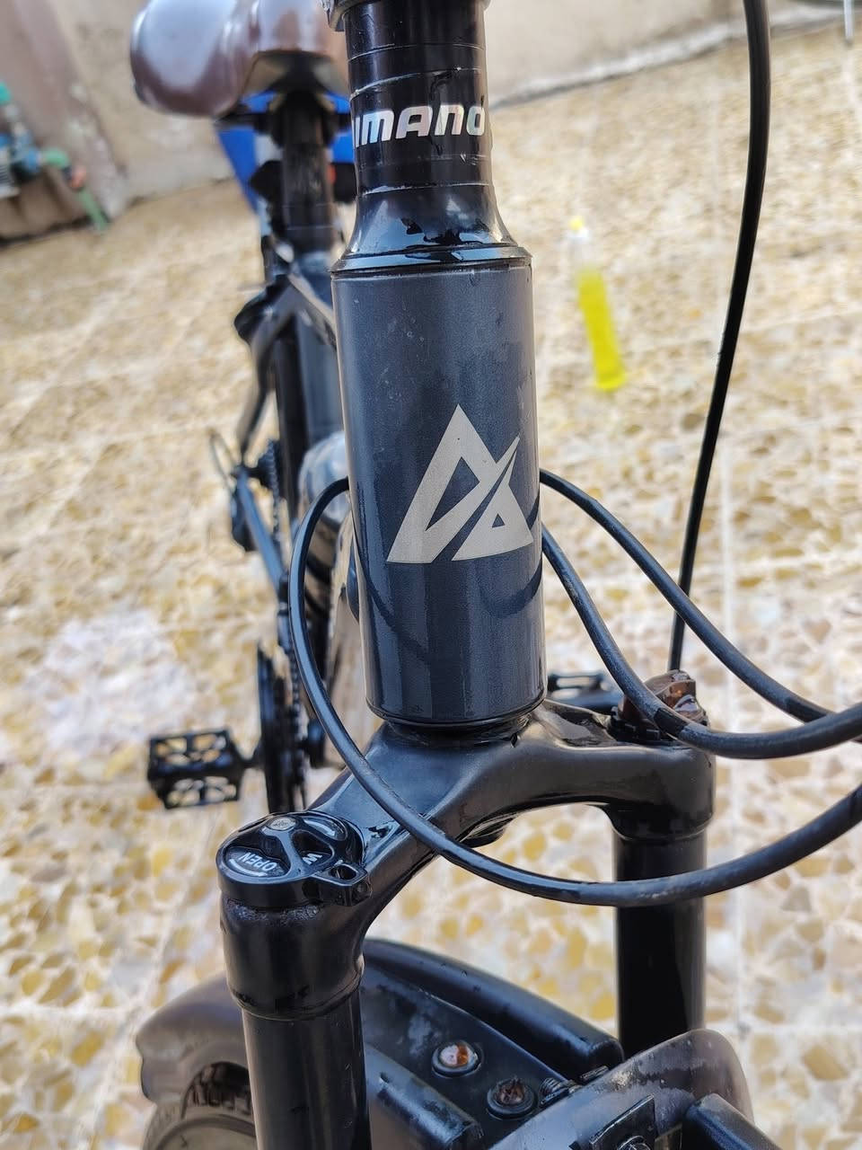 🚲 دراجة هوائية ماركة GIANT أصلية للبيع 🚲الماركة: GIANT (براند عالمي معروف بقوته ومتانته).الهيكل (الفريم): ألمنيوم خفيف الوزن، متين ومقاوم للصدأ.سستم السرعات: شيفترات ومعدات شيمانو الأصلية (Shimano Tourney) تبديل سرعات ناعم وسلس.الوضع العام: الدراجة بنظافة ممتازة (نظيفة جداً وجاهزة للاستخدام مباشرة دون أي نواقص).الملحقات الإضافية: تحتوي على حامل ومطارة ماء، جك تثبيت (ستاند)، ومقعد مريح جداً للمسافات الطويلة.📌  السعر المطلوب: [  ادفع ولا تكسر بسعر   ]
📌 المكان: [ الموصل حي سومر  ]
📞 للتواصل والاستفسار: [ ***********] أو المراسلة على الخاص.
