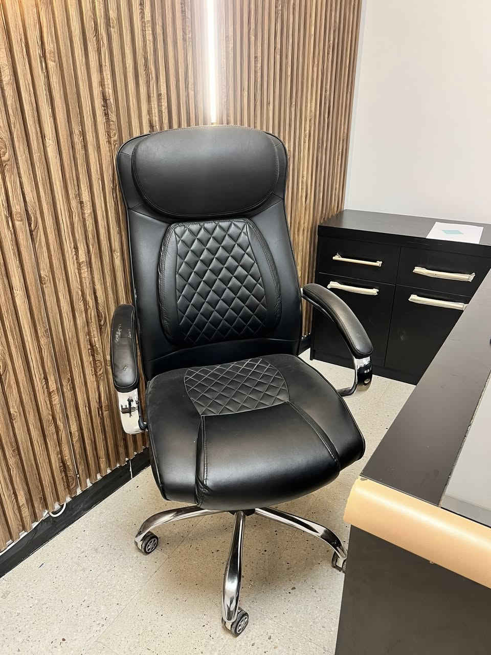 ميز مكتبي جديد مع الملحق مع الكرسي 
300 نهايتة
الكرادة
للاستفسار ***********
