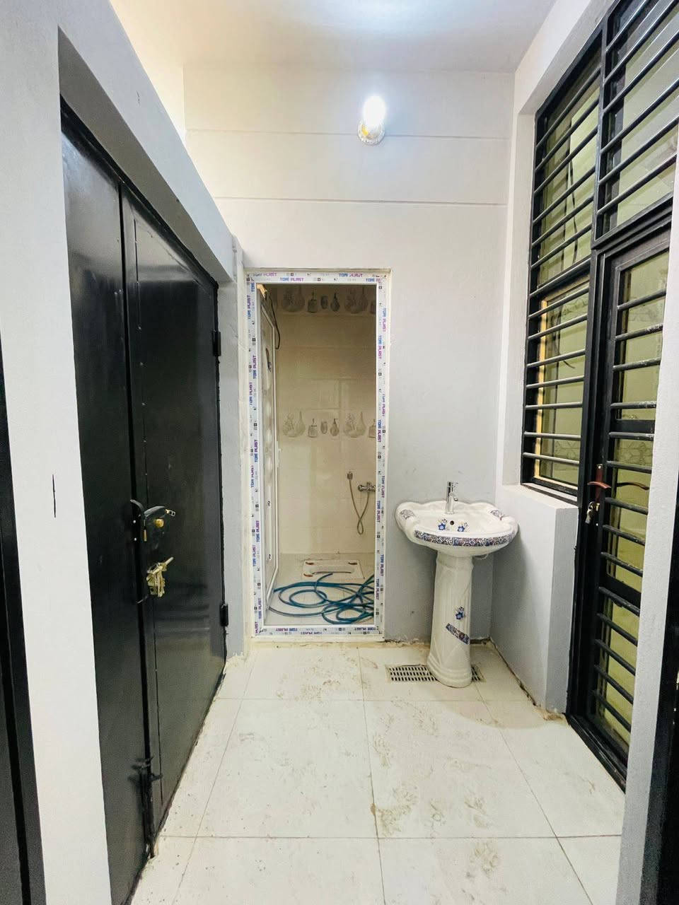 يالله الهم صلي على محمد والي محمد يوجد بيت مساحه 50متر طابق واحد بناء طابوك جمهوري مربع مدخلين بي غرفه وصاله واستقبال ومطبخ وصحيات سيراميك للسقف ارضيه بورسلين سقف ثانوي عمل درجة اولى كافة الخدمات ماء مجاري كهرباء وتبليط طابو زراعي قرار محكمة البيع مباشر معه صاحب الارض كربلاءمجمع الابداع قرب جامعهالعميد بصف علوه المخضر ثمانية كم عن الامام الحسين عليه السلام يصلح سكن او حسينيه للزوار الاستفسار انتصل على الارقام التالية 
***********
***********
واتساب موجود تحياتي للجميع
