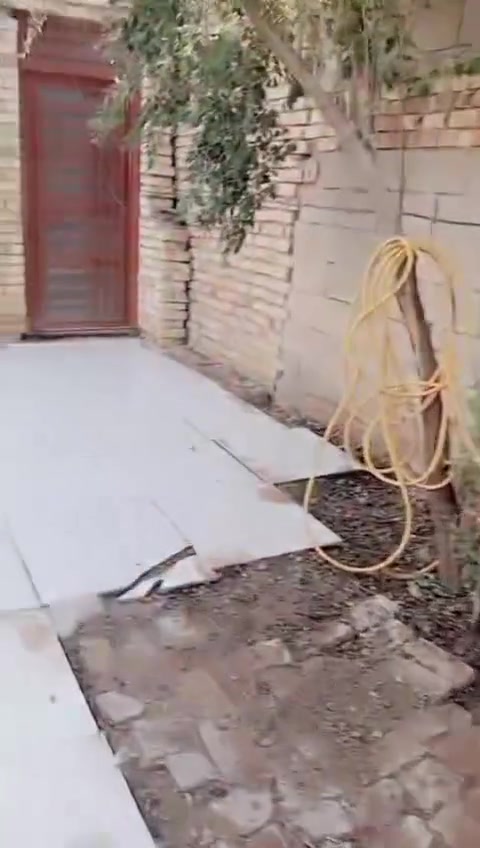 بيت للبيع في منطقة الدفاس البساتين البيت شوفت عينكم يرادله 3 ملاين ويكمل المساحه 340  وماي ومجاري وكهرباء وجاي يبلطون السعر 69وبي مجال ولمو شراي لا يراسل واني خادمكم متوفر بس واتساب  ***********
