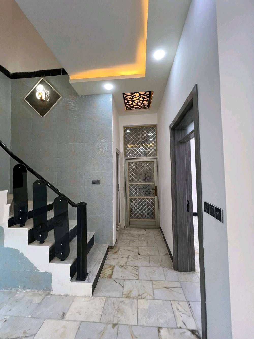 بيت 110 م طابقين طابوق بناء درجة اولى جديد غير مسكون استقبال وصالة  ومطبخ واربع غرف نوم وثلاث حمامات أرضية مرمر واجه حديثة حي الفتح بالقرب من حي سومر سايدين الچاير 