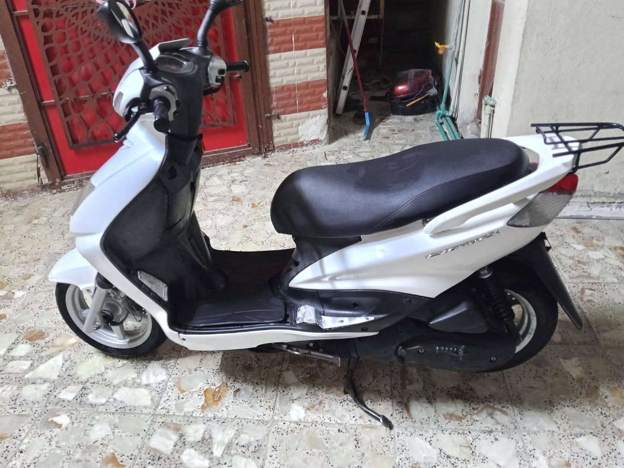 السلام عليكم 
دراجة سكنس نثية ياباني بلادية جديد
سرعة 110 كابريتر بلادي اسلف بلادي 
خطين ستاند كهرباي حساس 
وراقها ابسمي مكفوله كفاله عامه 
سعرها 900 وابيها مجال بسيط
تصل على رقم ***********
جيب فيتر وتعال فحص وجيك على راحتك
