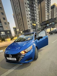 نيسان فيرسا موديل 2024  الفئة S  عداد المسافة 27000   المحرك 1600 دبل ...