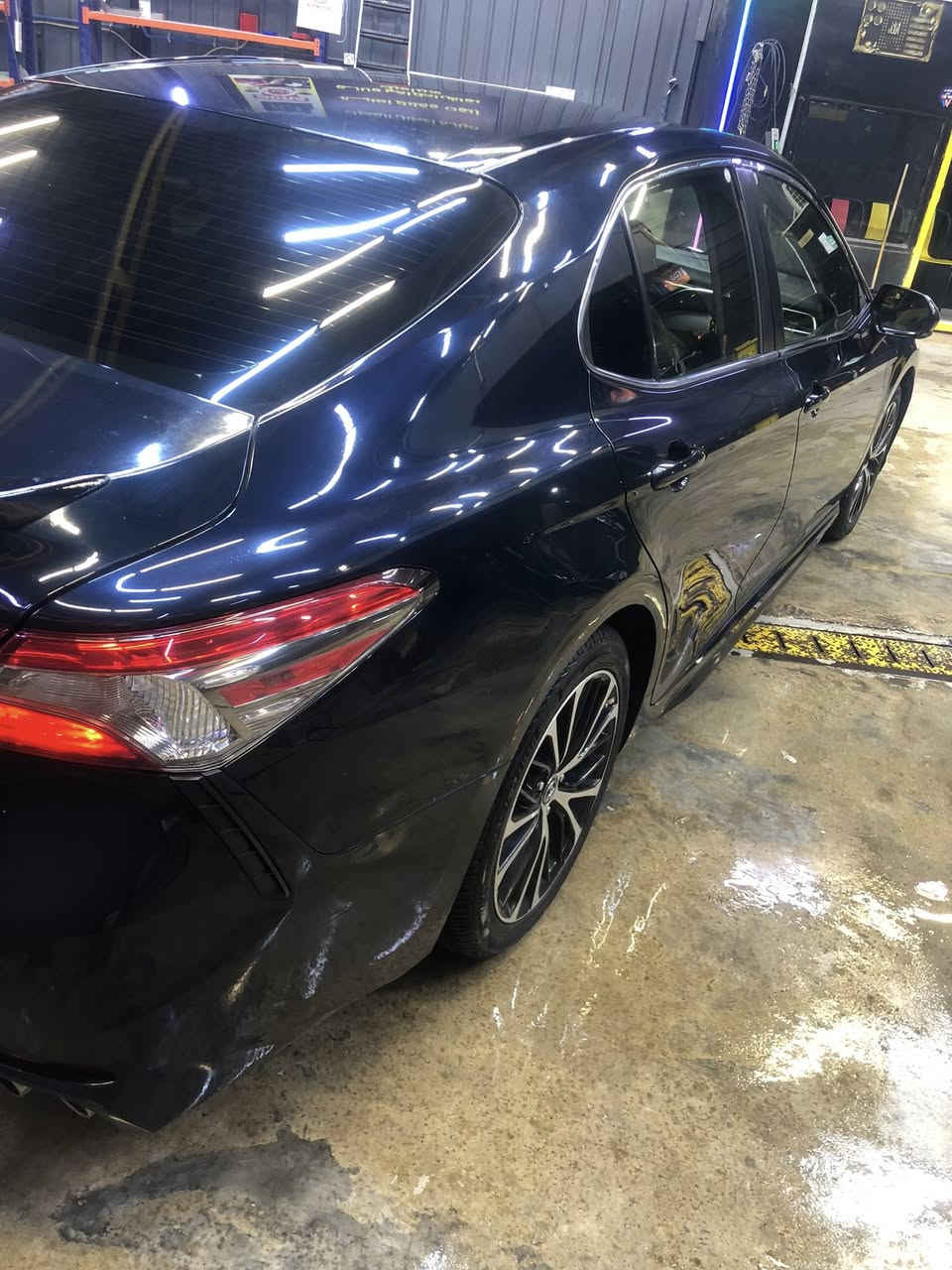 كامري 2018
مواصفات SE 
فتحة 
بصمة 
جلد
كرسي كهرباء 
رادارات امامية 
رادارات جانبية
حادث جدا بسيط بالكرن مال دعامية الامامية فقط بدون اي طخة بالبجم رقم الشاصي موجود 
قبغ الجنطة مصبوغ اثر شخط 
ماشية 79 الف ميل
مكان السيارة/ بغداد/ السيدية 
 ***********
السعر 18800   I وبيهة مجال
