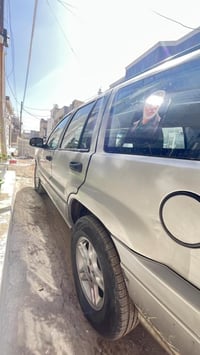 جيب  كراند  شيروكي 2 200 للبيع  سعرها   55 ورقة  وبيها  مجال  شوية حك ...