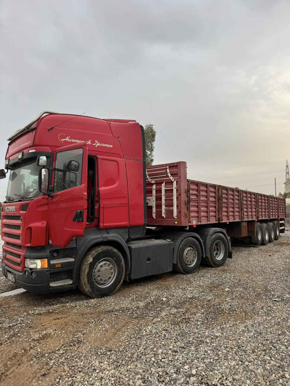 سلام عليكم 
للبيع سكانيا 2009 (حمراء) سنكل امامي قمارة دغداغ عربانة عبدالله جوهر اربع دناكير دبل تاير جناب متر و عشرين ( 1.20متر )
حجم : R560 محرك ثمانية سلندر V8 فول مواصفات ، السيارة جاهزة للشغل بشرط التحويل  
للاستفسار: ***********
