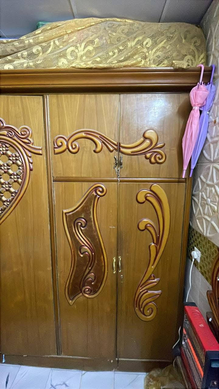 السلام عليكم غرفه صاج خشب غرفه كامله نضيف مستعجلين علئ بيعتهه غرفه نضيفه بس مكدرنه اصور لين بيه الملابس رقم ***********1 سعر خاص لي يريد لو يخابر علئ رقم او يدخلي ماسنجر🩷عذرونه 🥺
