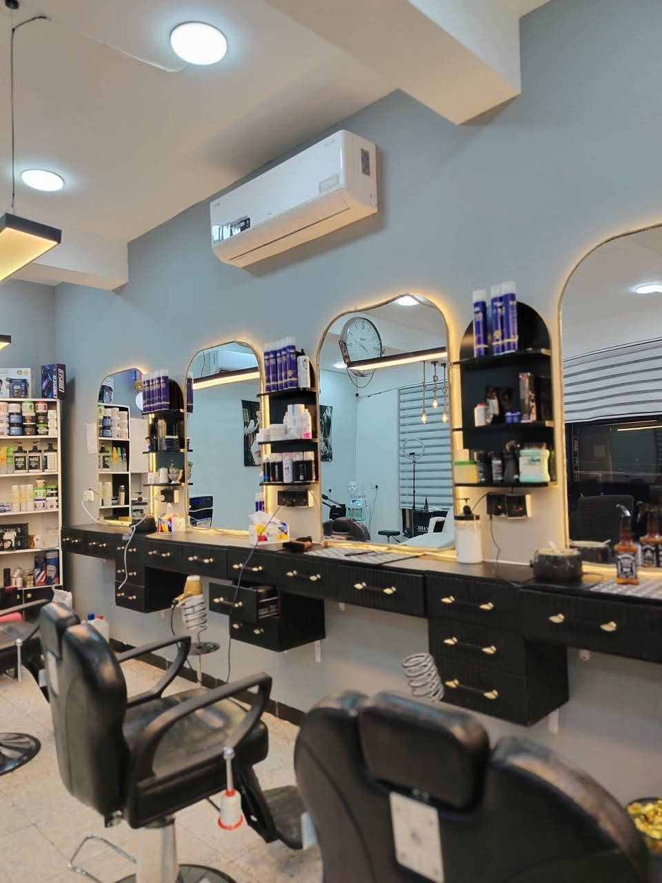 صالون للبيع بسعر جدا مناسب مستعجل عل بيع  ***********
