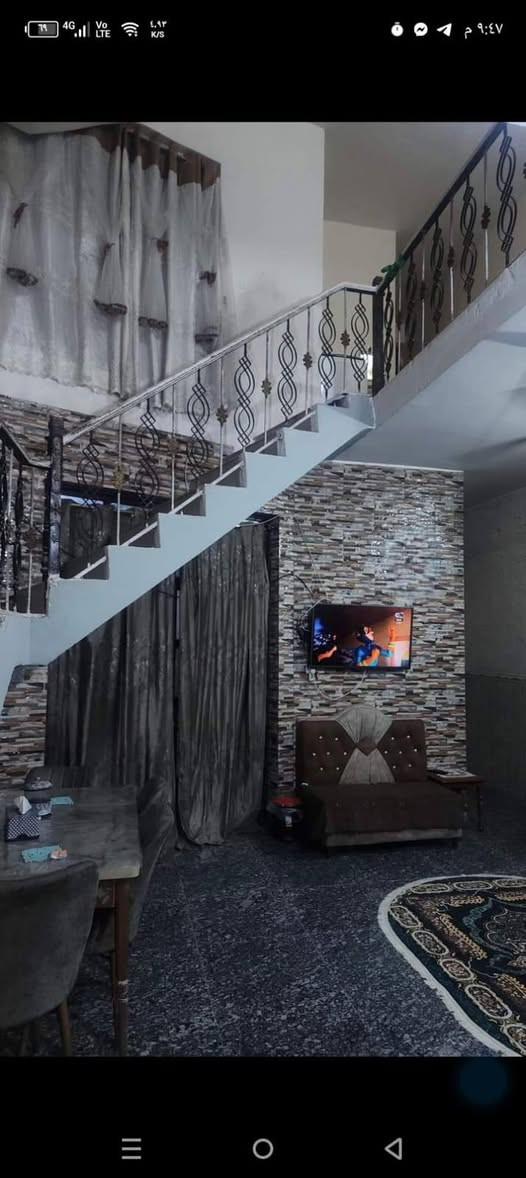 السلام عليكم. دار  طابو صرف طابقين للبيع في منطقة ضباط البلديات قرب الصحفيين مقابل مدرسة زين القوس مساحة 150 واجهة 6 نزال 25 سنة البناء حديث  مسلح يحتوي على أربع غرف نوم  3 كبار وحده صغيرة صحيات بالطابقين مع استقبال 7 متر وگراج عرض الفرع 12 متر  تقريبا السعر 280  وبيه مجال قليل.  ***********  متوفر واتساب.
