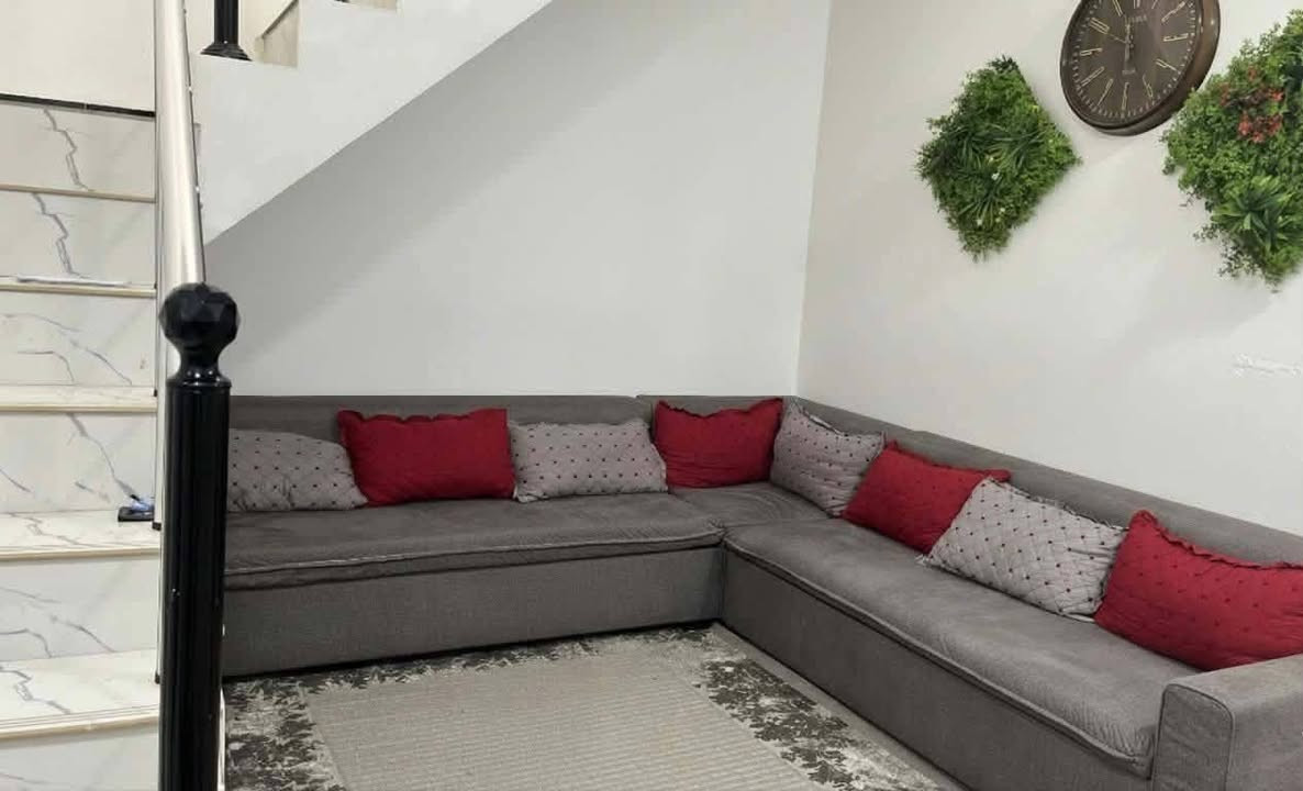 مشتمل للبيع حي حكيم شارع كاله أو افران الهادي قرب كورنيش مساحه 100متر بناء طابوك يتكون من غرفه نوم وصاله ومطبخ واستقبال مرقم من قبل البلديه للاستفسار ***********
